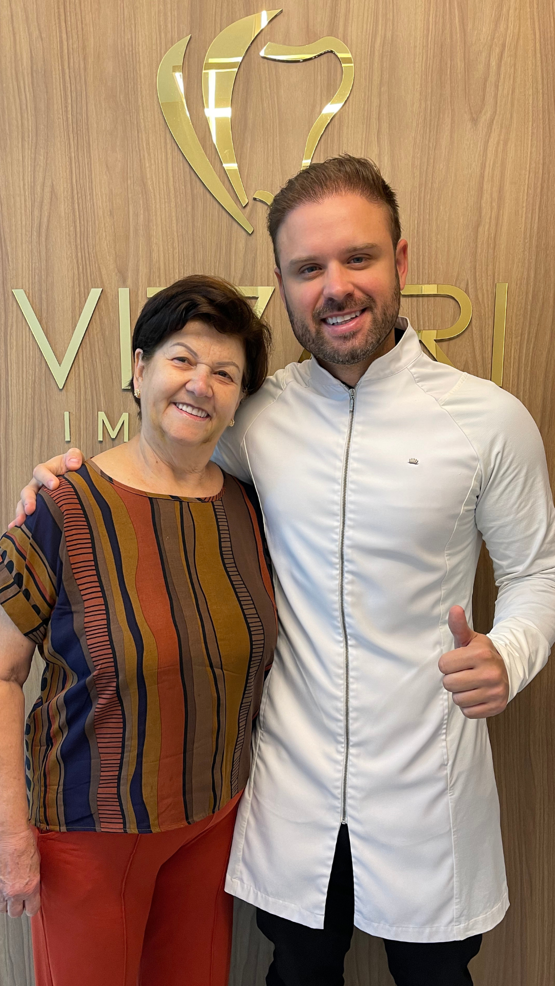 Foto de Isaura no consultório Vizzari Implantes