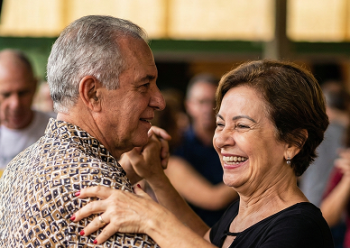 imagem de um casal maduro sorrindo enquanto dança